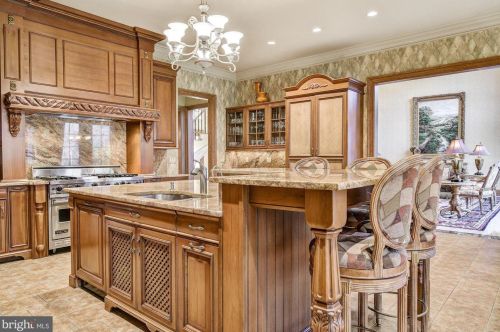 896 Alvermar Rdg Dr, Mc Lean VA 22102-1439 exterior