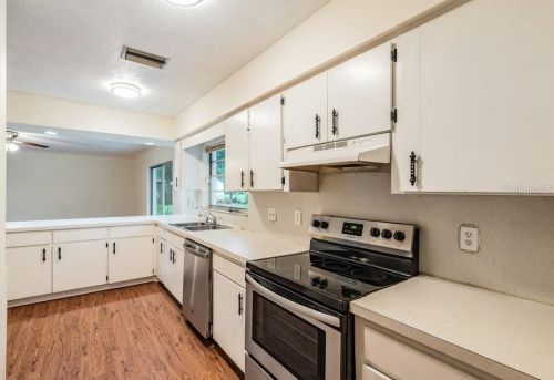 528 Crestover Dr, Tampa FL 33617-3852 exterior