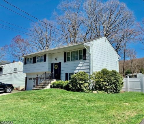 16 Downstream Dr, Roxbury Township, NJ 07836-9508
