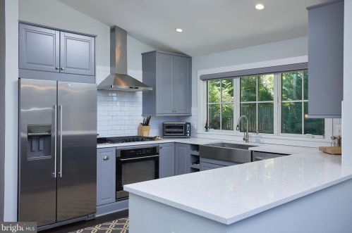 6825 Old Chesterbrook Rd, Mc Lean VA 22101-4408 exterior