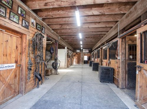 40 Dunbarton Ctr Rd, Concord NH 03304-5300 exterior