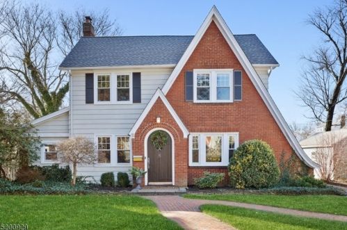 5 Euclid Pl, Montclair, NJ 07042-5021