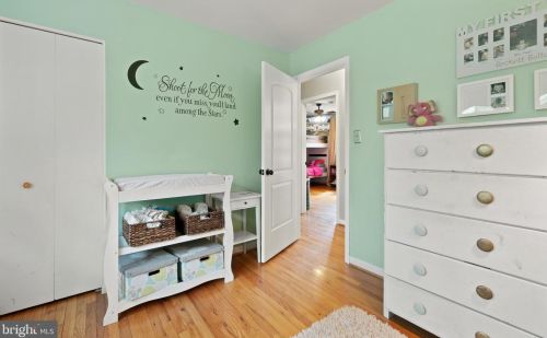 5608 Helmsdale Ln, Alexandria VA 22315-4137 exterior