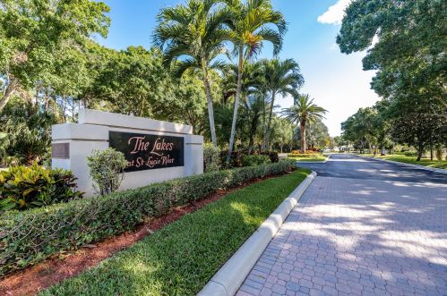 320 Bentley Cir, Fort Pierce FL 34986-2475 exterior