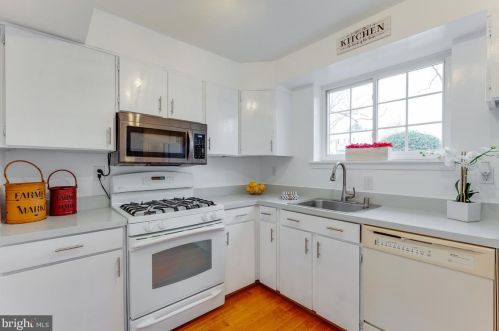 2406 Dearing St, Alexandria VA 22302-1806 exterior