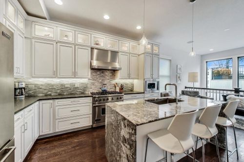 3831 Ravenswood Ave, Chicago IL 60613-2419 exterior