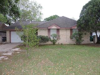 6418 Maple Hill Dr, Houston TX  77088-6409 exterior