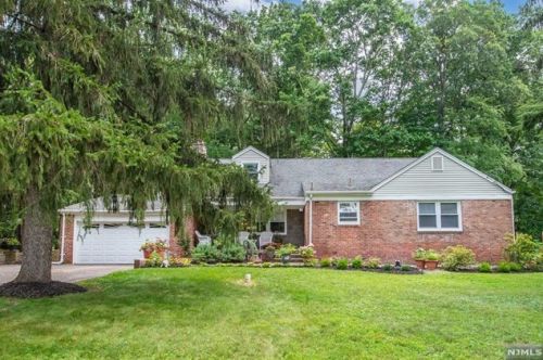 40 Seminole Ave, Oakland, NJ 07436-2927