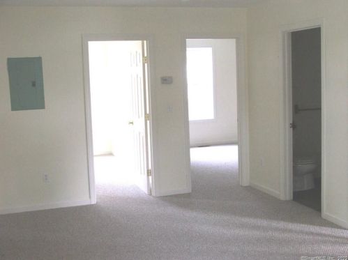 124 Pearl St, Enfield CT 06082-3546 exterior