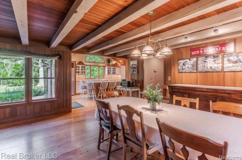 1300 Grandview Dr, Rochester MI 48306-4038 exterior