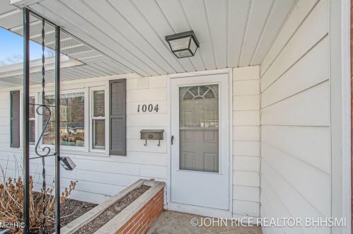 1004 Oakcrest St, Wyoming MI exterior