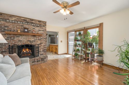 942 Kirk Ave, Elmhurst IL 60126-5143 exterior