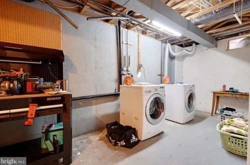 18 Stafford Ct, Trenton NJ 08690-3318 exterior