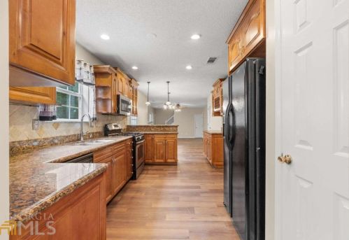 1560 Rogers Crossing Dr, Lithonia GA  30058-7005 exterior