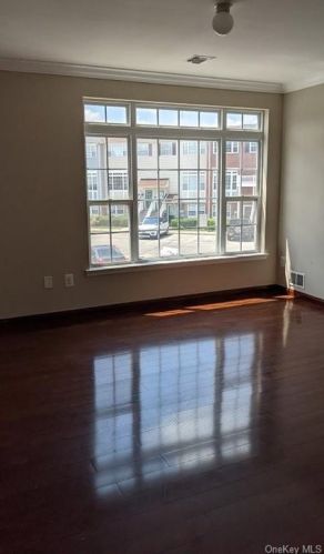 150 Mermaid Ln, Bronx, NY 10473-2467