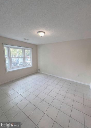 18 Lehavre Ct, Trenton NJ  08619-4720 exterior