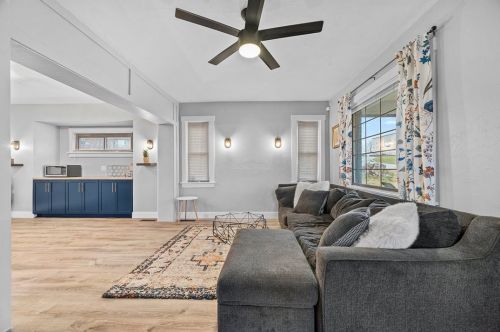 109 Rhodes Ave, Pittsburgh PA  15220-2615 exterior