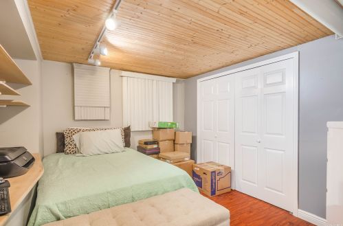 18 Donna Ln, Commack NY 11725-5204 exterior