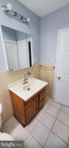 323 Albanus St, Philadelphia, PA 19120-3505