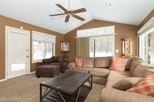 1360 Crooked Lk Dr, Kalamazoo MI 49009-8950 exterior