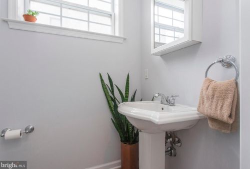 1709 Ellsworth St, Philadelphia PA 19146-3011 exterior