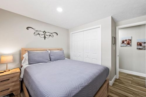 670 97 Ave, Naples FL 34108-2281 exterior