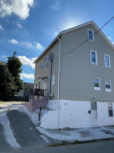 62 Wadsworth St, Providence, RI 02907-2821