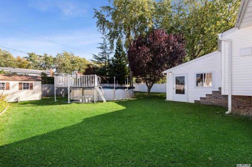 17 Algonquin Ln, Commack NY 11725-4601 exterior