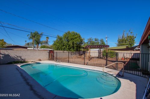 752 Edgewater Dr, Tucson AZ 85704-2412 exterior