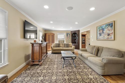 126 Wilmington Dr, Huntington Station NY 11747-4026 exterior