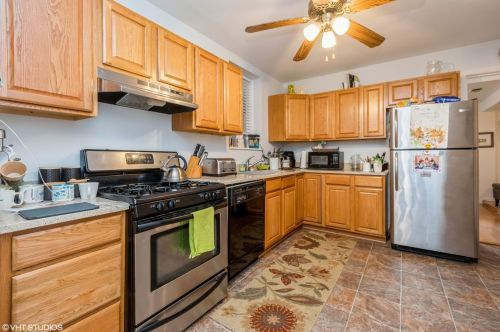 1333 Roscoe St, Chicago IL 60657-6782 exterior