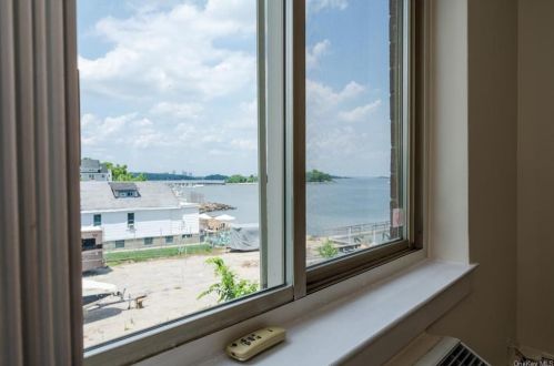 179 Cross St, Bronx NY 10464-1225 exterior