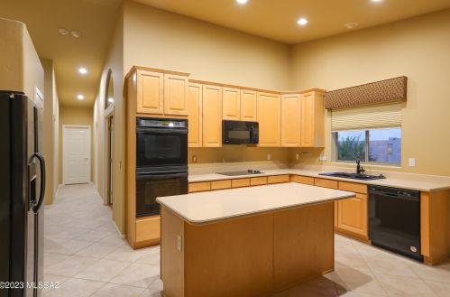 11438 Mtn Breeze Dr, Tucson AZ 85737-7247 exterior