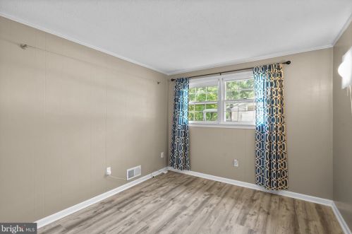 18011 Ml Crk Dr, Rockville MD 20855-1023 exterior