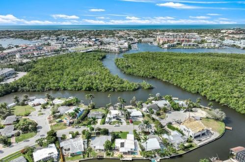 1809 Hbr Ln, Naples FL 34104-0317 exterior