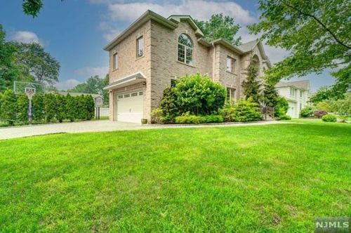 48 Holland Ave, Demarest, NJ 07627-2621