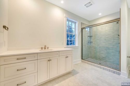 81 Trommel Dr, Mahwah NJ 07430-1533 exterior