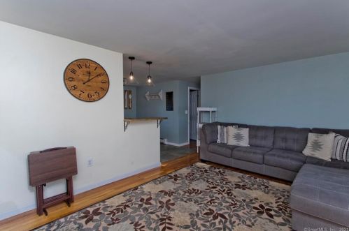 16 Dl Rd, Enfield CT 06082-5137 exterior