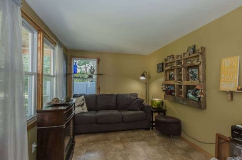 1370 Walnut Ave, Bohemia NY 11716-2110 exterior