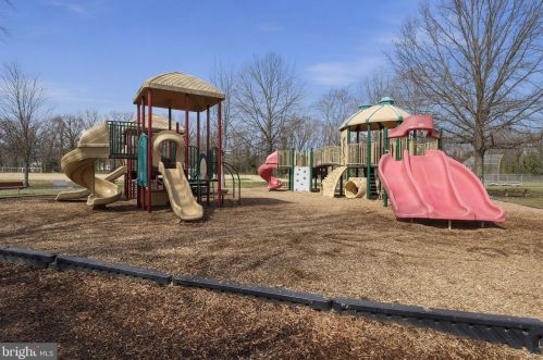 9208 Frst Hvn Dr, Alexandria VA 22309-3216 exterior