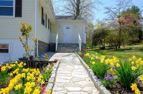 7 Ledgewood Dr, Norwalk, CT 06850-1812