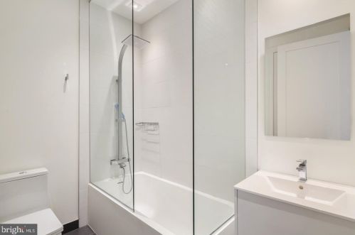 240 2nd St, Philadelphia PA  19106-1207 exterior