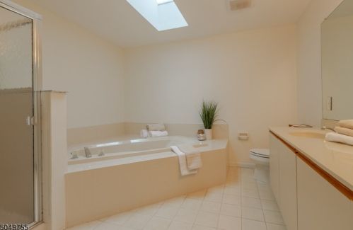 18 Springholm Dr, Berkeley Heights NJ  07922-2721 exterior