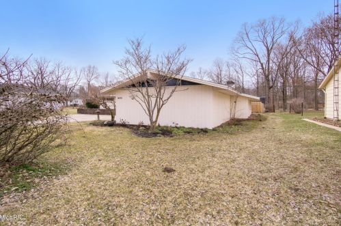 8696 Mdw Ln, Berrien Springs MI 49103-1426 exterior