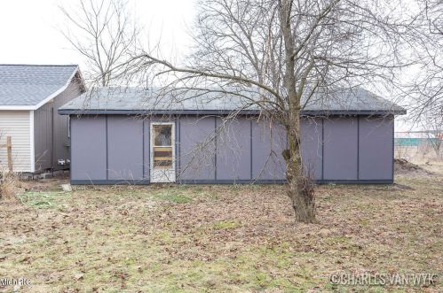 305 Jones St, Grant MI 49327-9143 exterior