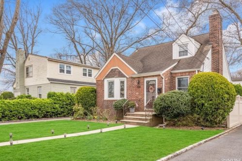 108 Fenimore St, Valley Stream NY 11580-3407 exterior