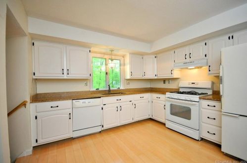 51 Lincoln Way, Windsor CT 06095-3545 exterior