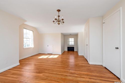 1081 Chestnut St, Valley Stream NY  11580-2157 exterior