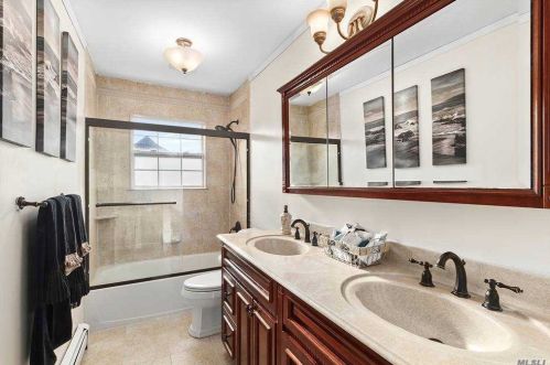 5 Hyacinth Ct, Huntington Station NY 11747-4242 exterior