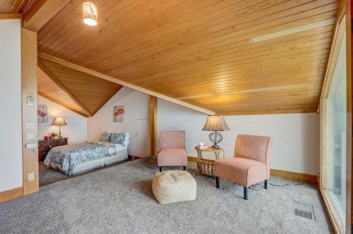 6990 Barnett Ln, Milwaukee WI 53217-3606 exterior